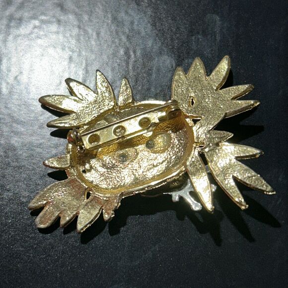 Vintage 1-7/8” x 1-1/2” Green Enamel Frog on Gold Tone Flower Leaf Brooch - Picture 3 of 4